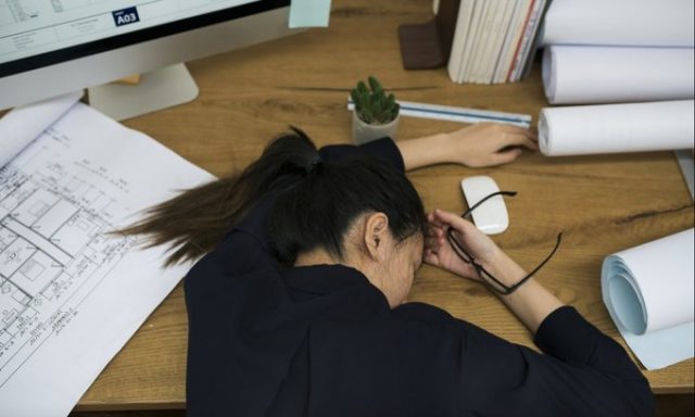 Proponen estrés laboral como enfermedad en la CDMX