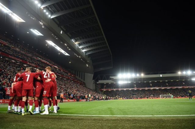 Liverpool vence al Arsenal en feria de goles y avanza a cuartos de final