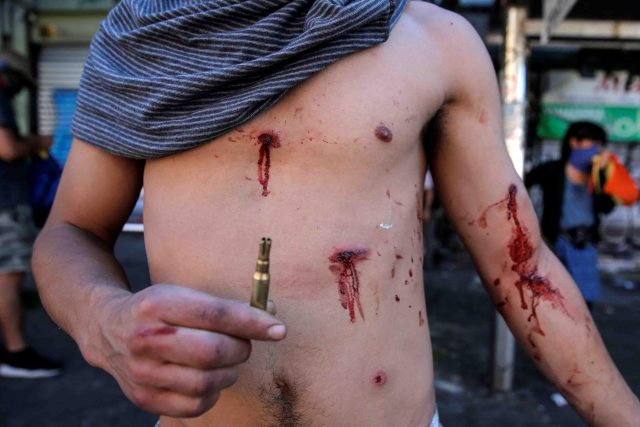 Suman 15 muertos durante manifestaciones en Chile, 4 de ellos a manos del Ejército Busca Gobierno de Chile una ruta hacia la pacificación del país: Andrés Chadwick
