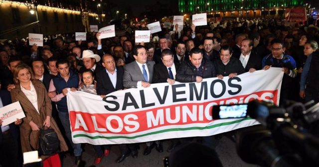 Repelen con gas lacrimógeno protesta de alcaldes en Palacio Nacional Se instalará mesa de diálogo entre Segob y ediles
