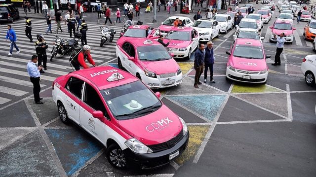 Marchas de taxistas paralizan la CDMX Amenazan taxistas con plantón sobre Reforma