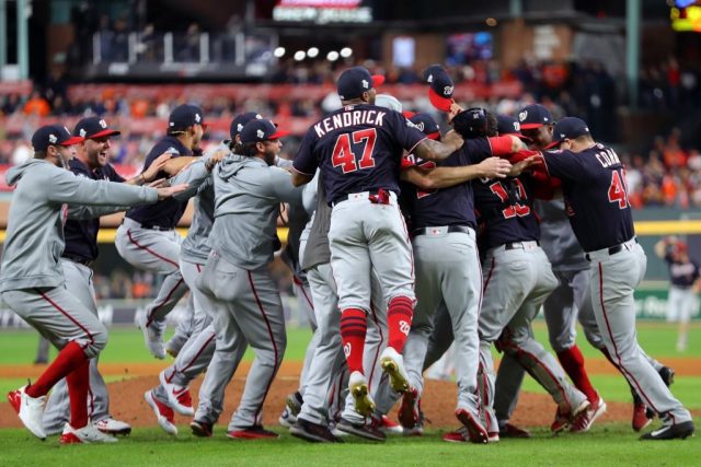 Washington logró su primer campeonato de Serie Mundial al vencer a los Astros de Houston Los Nationals lograron una marca inédita, ganar cuatro juegos como visitantes