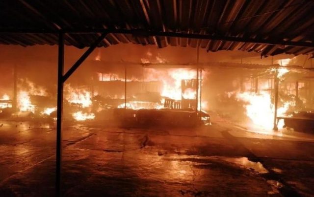 Incendio destruyó gran parte de Central de abastos de Ixtapaluca