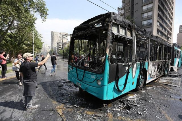 Al menos 3 muertos por manifestaciones en Chile
