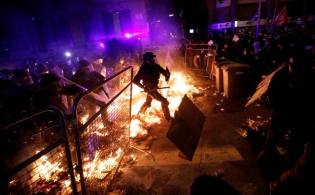 Oposición exige a Pedro Sánchez la aplicación del Artículo 155 constitucional Las protestas en Cataluña han dejado más de 60 heridos de ambos bandos