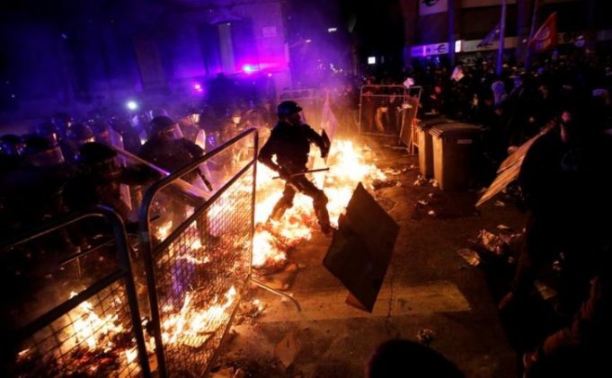 Las protestas en Cataluña han dejado más de 60 heridos de ambos bandos