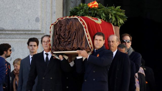Acusan a Pedro Sánchez de aprovechar exhumación de Franco como campaña política Los restos del exdictador fueron exhumados del Valle de los Caídos y trasladados al cementerio de Mingorrubio