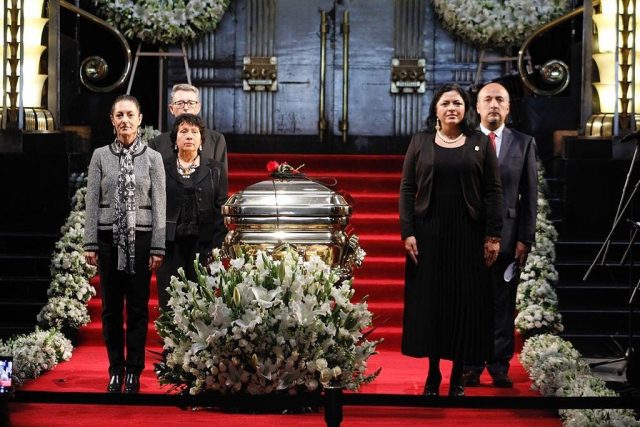 El triste México ya lo homenajeó, cantó, lloró y gritó, ahora sí, descanse en paz Príncipe de la canción José José.