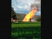 Toma clandestina de gas LP lleva más de 15 horas en llamas