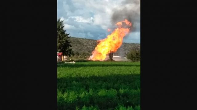 Toma clandestina de gas LP lleva más de 15 horas en llamas
