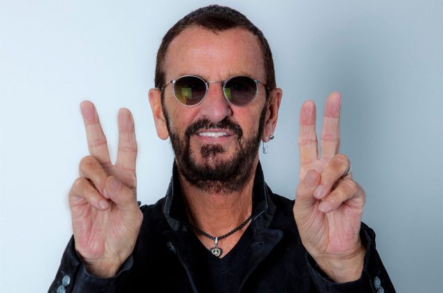 Develan estatua de Ringo Starr en Beverly Hills Bilboard - Develan estatua de Ringo Starr en Beverly Hills