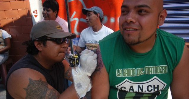 Congreso de CDMX pide mayor regulación a puestos de tatuajes en tianguis