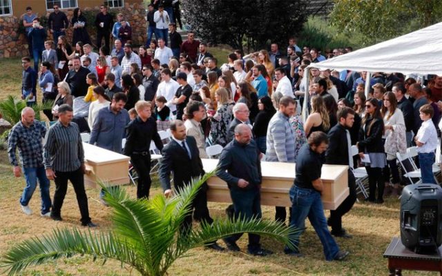 Exigen justicia durante velatorio de familia LeBarón