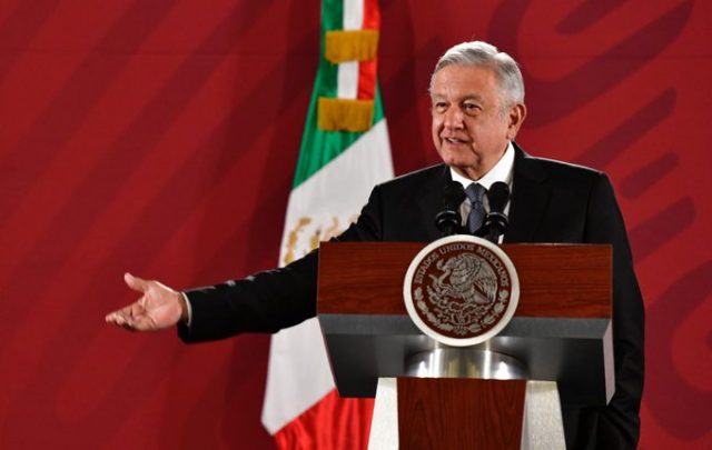 AMLO se compromete con jornaleros