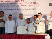 AMLO firma la Constitución de Quintana Roo traducida a lengua maya, impulsada por Luis Alegre