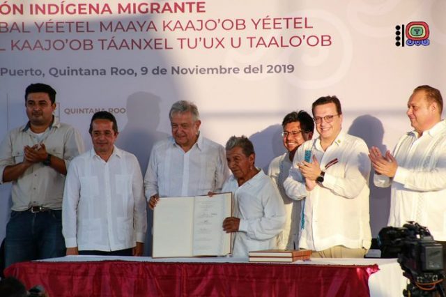AMLO firma la Constitución de Quintana Roo traducida a lengua maya, impulsada por Luis Alegre