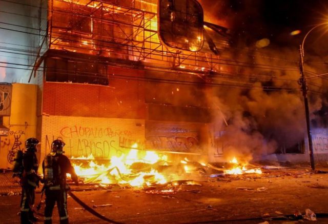 Demandas por saqueos no detienen las manifestaciones en Chile