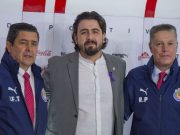 Luis Fernando Tena se queda en el banquillo de Chivas