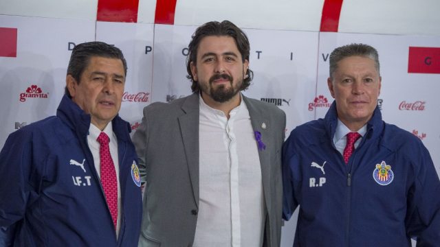 Luis Fernando Tena se queda en el banquillo de Chivas