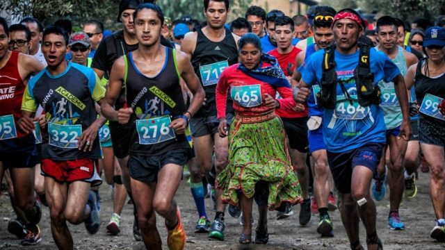 Corredora rarámuri confirma su participación en el Gran Maratón de Hermosillo