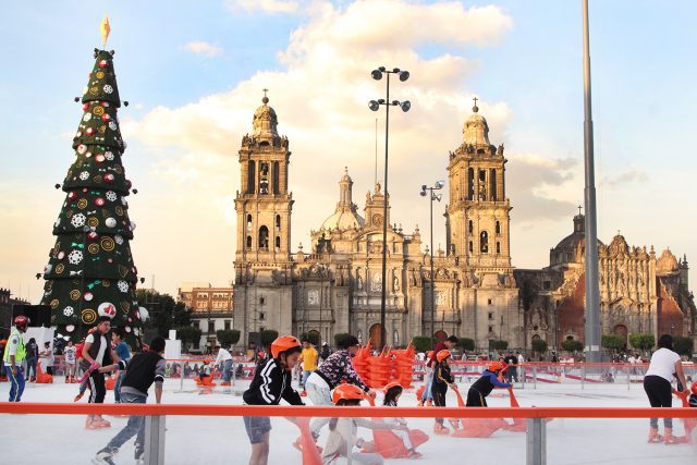 Pista de hielo en el Zócalo se inaugurará este sábado Red Capital - Pista de hielo en el Zócalo se inaugurará este sábado