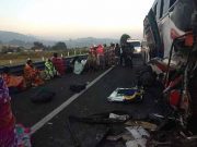 Autobús de peregrinos chocó en los límites de Michoacán y el Estado de México