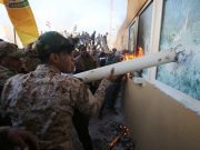 Al grito de «¡Muera América!», manifestantes incendiaron la embajada de EUA en Irak