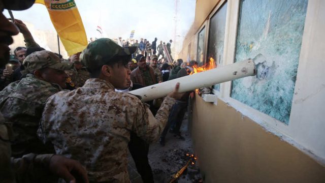 Al grito de «¡Muera América!», manifestantes incendiaron la embajada de EUA en Irak