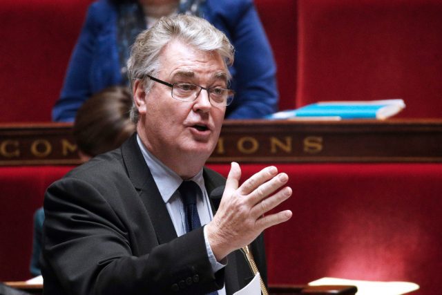 Renuncia promotor de reforma de pensiones en Francia