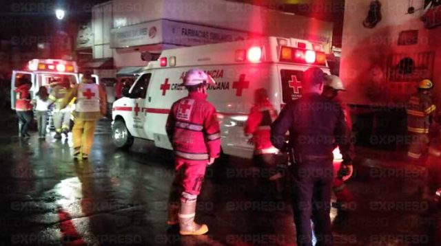 Acusan a CFE por no proporcionar apoyo a familiares de jóvenes afectados por explosión de transformador subterráneo en Hermosillo, Sonora