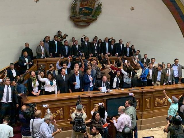 Juan Guaidó consigue juramentarse como presidente de la Asamblea Nacional