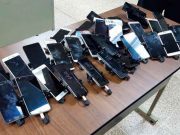 Endurecen operativos para decomisar celulares dentro de las cárceles La razón - El Gobierno de la Ciudad de México reforzó las revisiones en los centros penitenciarios para retirar celulares que podrían usar los reos, acción que en 10 días de 2020 reportó 69 aparatos decomisados. La Secretaría de Gobierno indicó queque, de acuerdo con el subsecretario de Sistema Penitenciario local, Hazael Ruíz Ortega, del 5 de octubre de 2018 al 10 de enero de 2020 se han decomisado mil 908 celulares en los recintos. Ortega comentó que lo decomisado se pone a disposición de la ahora Fiscalía General de Justicia de la Ciudad de México. El subsecretario subrayó que desde el inicio de la administración de Claudia Sheinbaum ha sido una prioridad evitar el ingreso, así como el uso de teléfonos celulares por parte de las personas privadas de la libertad y se mantendrán las acciones.