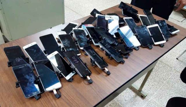 Endurecen operativos para decomisar celulares dentro de las cárceles La razón - El Gobierno de la Ciudad de México reforzó las revisiones en los centros penitenciarios para retirar celulares que podrían usar los reos, acción que en 10 días de 2020 reportó 69 aparatos decomisados. La Secretaría de Gobierno indicó queque, de acuerdo con el subsecretario de Sistema Penitenciario local, Hazael Ruíz Ortega, del 5 de octubre de 2018 al 10 de enero de 2020 se han decomisado mil 908 celulares en los recintos. Ortega comentó que lo decomisado se pone a disposición de la ahora Fiscalía General de Justicia de la Ciudad de México. El subsecretario subrayó que desde el inicio de la administración de Claudia Sheinbaum ha sido una prioridad evitar el ingreso, así como el uso de teléfonos celulares por parte de las personas privadas de la libertad y se mantendrán las acciones.