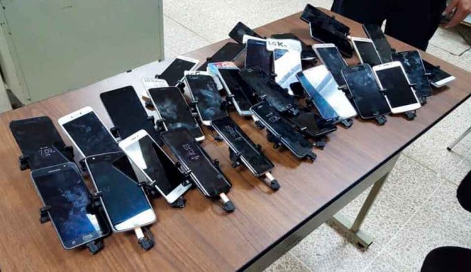 La razón - El Gobierno de la Ciudad de México reforzó las revisiones en los centros penitenciarios para retirar celulares que podrían usar los reos, acción que en 10 días de 2020 reportó 69 aparatos decomisados. La Secretaría de Gobierno indicó queque, de acuerdo con el subsecretario de Sistema Penitenciario local, Hazael Ruíz Ortega, del 5 de octubre de 2018 al 10 de enero de 2020 se han decomisado mil 908 celulares en los recintos. Ortega comentó que lo decomisado se pone a disposición de la ahora Fiscalía General de Justicia de la Ciudad de México. El subsecretario subrayó que desde el inicio de la administración de Claudia Sheinbaum ha sido una prioridad evitar el ingreso, así como el uso de teléfonos celulares por parte de las personas privadas de la libertad y se mantendrán las acciones. La razón - El Gobierno de la Ciudad de México reforzó las revisiones en los centros penitenciarios para retirar celulares que podrían usar los reos, acción que en 10 días de 2020 reportó 69 aparatos decomisados. La Secretaría de Gobierno indicó queque, de acuerdo con el subsecretario de Sistema Penitenciario local, Hazael Ruíz Ortega, del 5 de octubre de 2018 al 10 de enero de 2020 se han decomisado mil 908 celulares en los recintos. Ortega comentó que lo decomisado se pone a disposición de la ahora Fiscalía General de Justicia de la Ciudad de México. El subsecretario subrayó que desde el inicio de la administración de Claudia Sheinbaum ha sido una prioridad evitar el ingreso, así como el uso de teléfonos celulares por parte de las personas privadas de la libertad y se mantendrán las acciones.