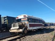 Choque entre tren y camión con jornaleros dejó 7 muertos en Vicam, Sonora