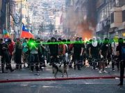 Manifestantes chilenos simulan una marcha para llevar a “Vaquita” al veterinario
