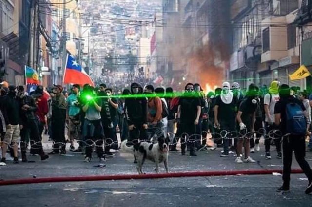 Manifestantes chilenos simulan una marcha para llevar a “Vaquita” al veterinario