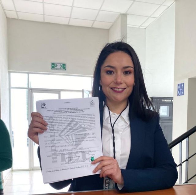 Liz Islas entrega carta de intención a candidatura independiente para la presidencia municipal de Mineral del Monte