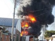 Se incendia fábrica de residuos industriales Debate - Se incendia fábrica de residuos industriales