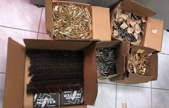 Detienen a estadounidense con armas largas