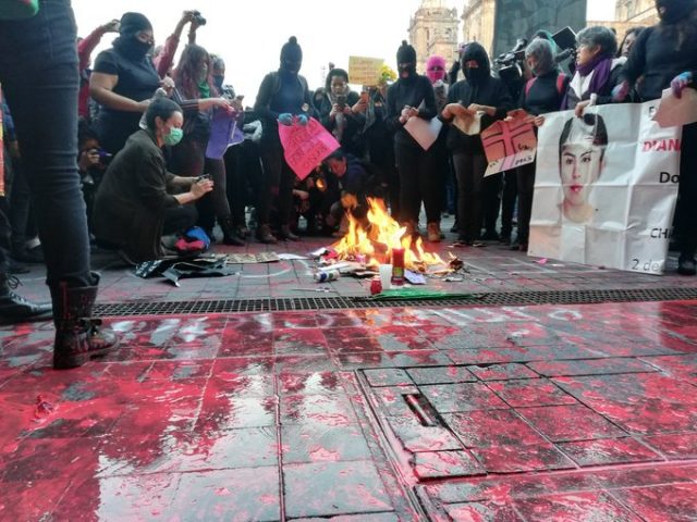 Se manifiestan afuera de Palacio Nacional