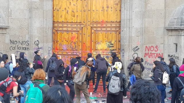 Manifestaciones por feminicidios en Día del Amor y la Amistad en Palacio Nacional