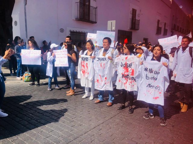 Alumnos de UAP y UPAEP marchan a Casa Aguayo para exigir justicia