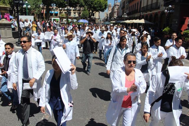 Alistan marcha por asesinato de estudiantes y chofer en Puebla