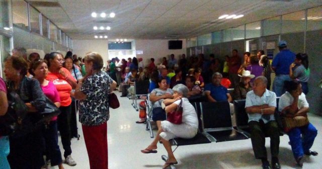 Pacientes del ISSSTE permanecen hasta 20 horas en el suelo Expreso - Pacientes del ISSSTE permanecen hasta 20 horas en el suelo