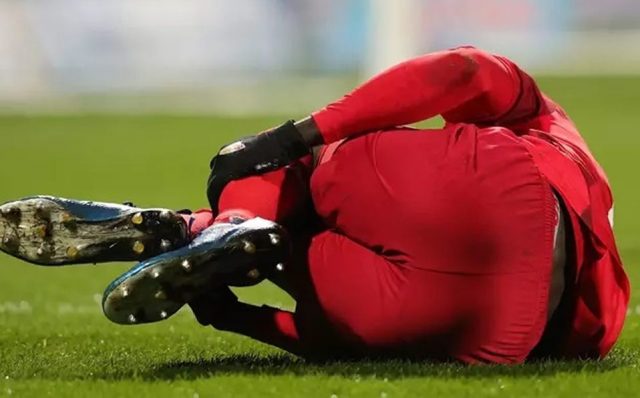 Futbolista muerde a su rival en el pene Medio Tiempo - Futbolista muerde a su rival en el pene