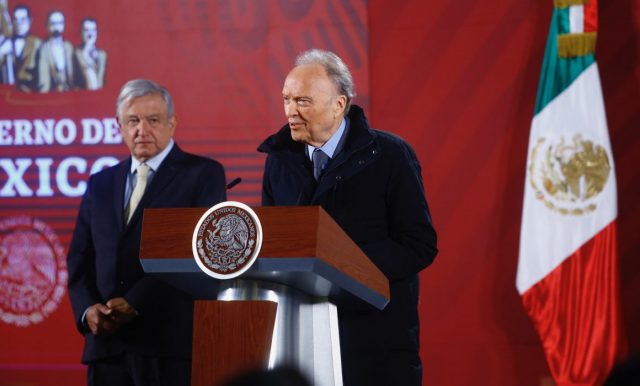 Entrega FGR a AMLO 2 mmdp recuperados de una investigación por corrupción