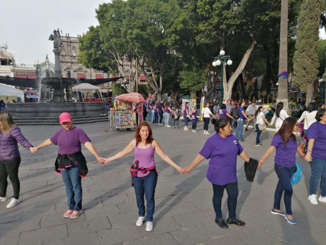 Forman cadena feminista en Puebla contra la violencia de género