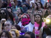 Radicales atacan a mujeres durante movilización en Kirguistán