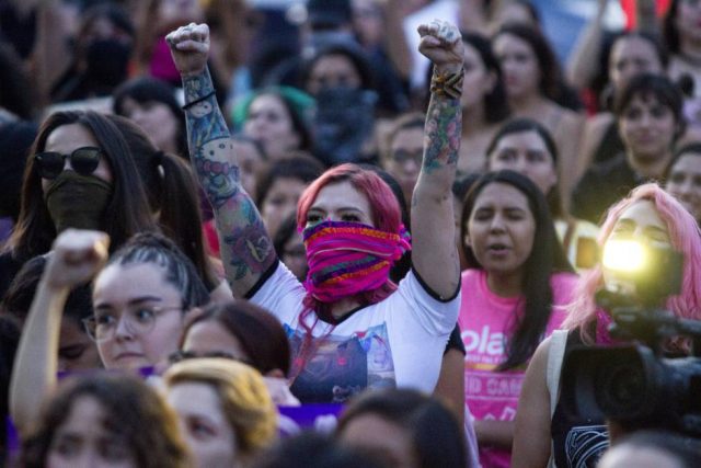 Radicales atacan a mujeres durante movilización en Kirguistán